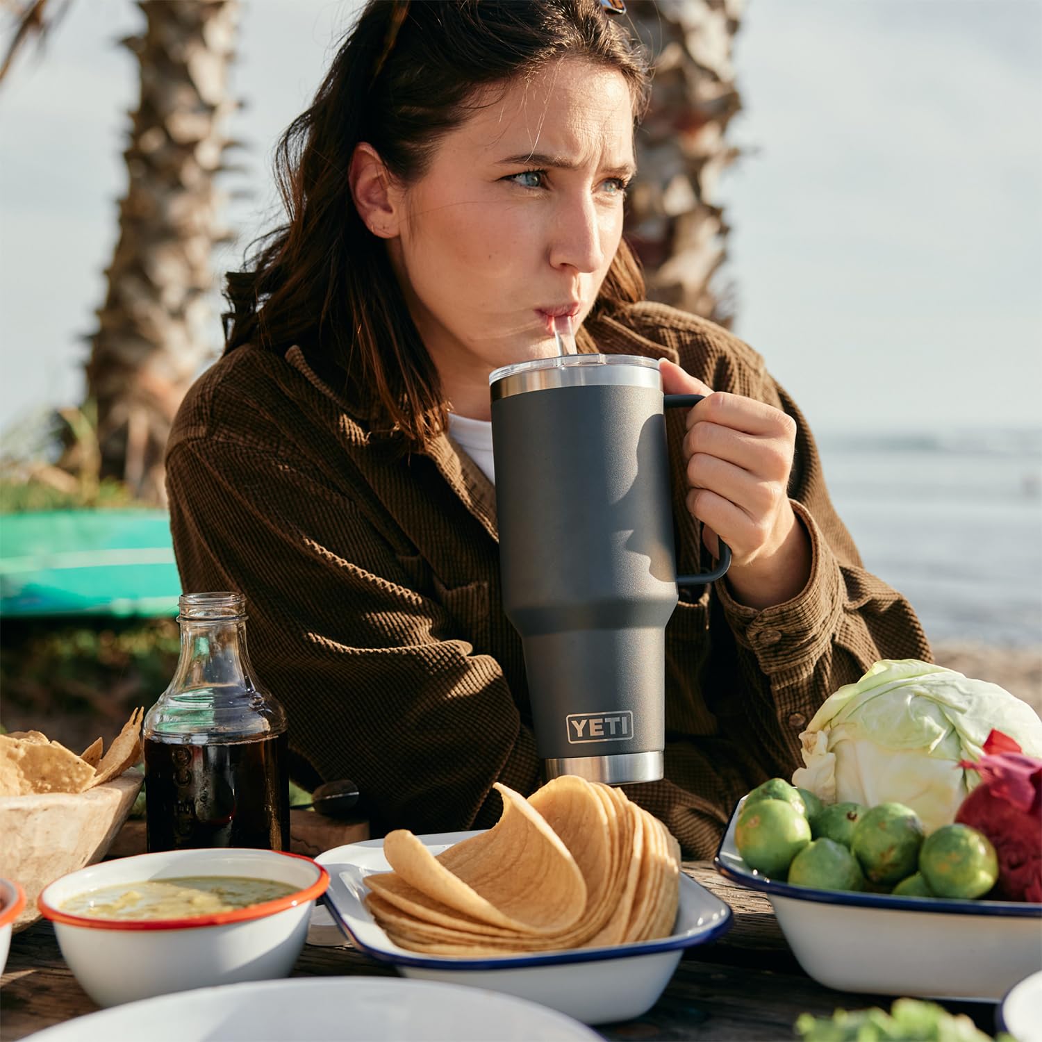 YETI Rambler 1,2l Tumbler mit Griff und Strohhalmdeckel, Vakuumisolierter Reisebecher, Edelstahl, Tropical Pink