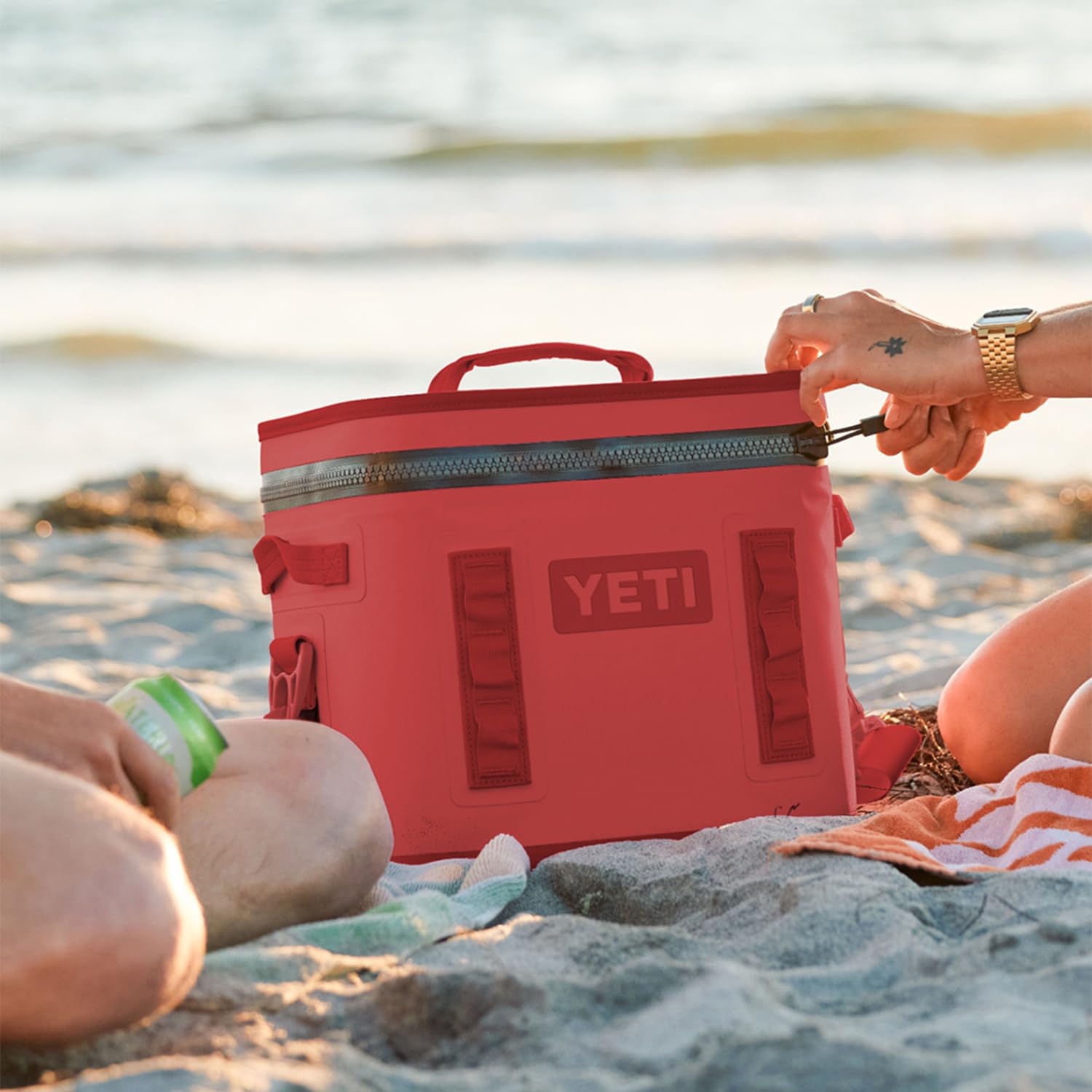 YETI Hopper Flip 12 Portabler Cooler – Rescue Red mit ICE Block nachfüllbarem Kühlakku (1 Pfund)