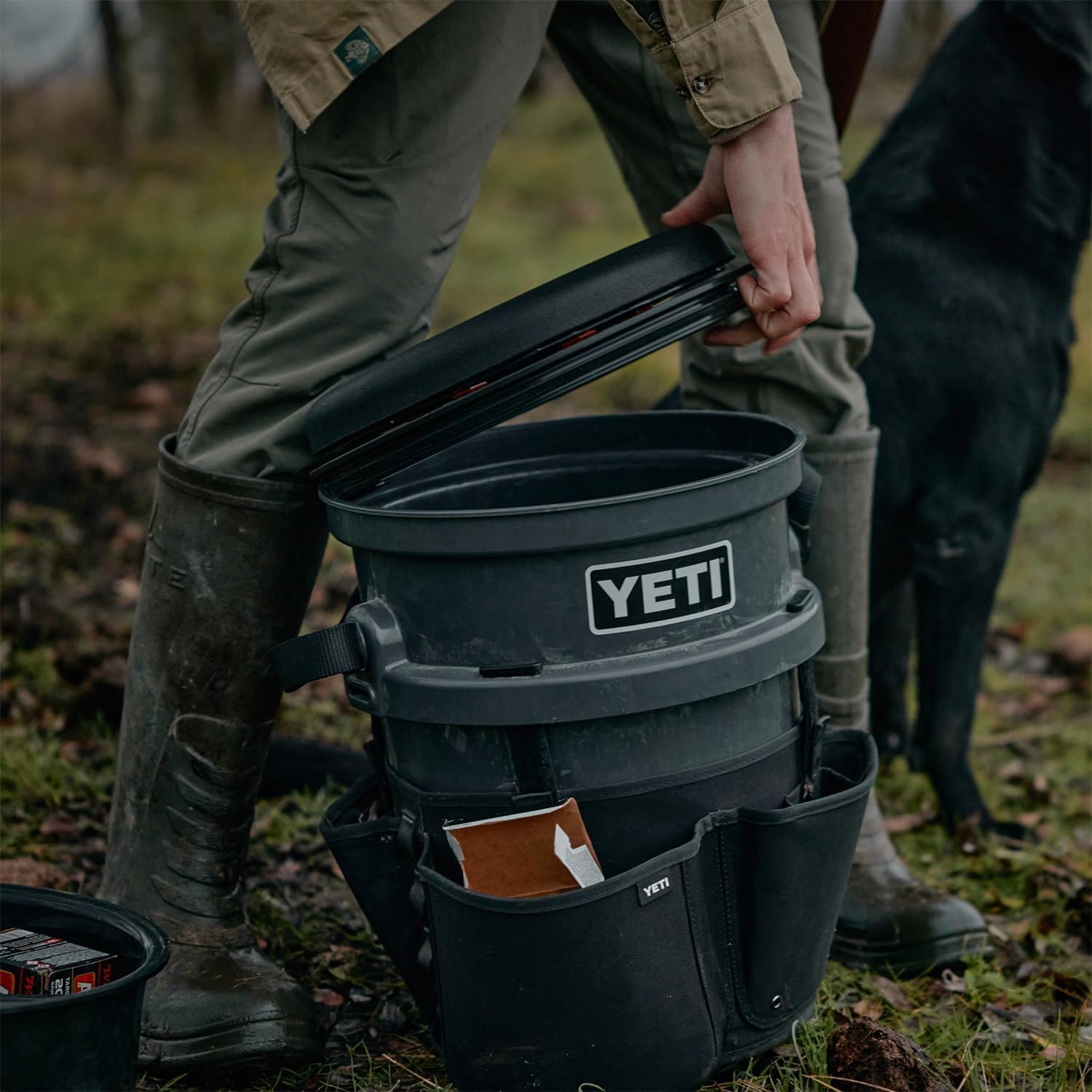 YETI LoadOut Bucket Drehsitz – 360°-Drehgelagerter Sitzaufsatz für 18,9-Liter-Eimer