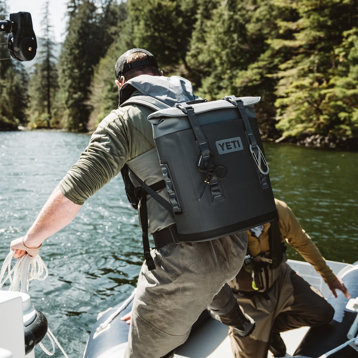 YETI Hopper M12 Rucksack-Kühlbox mit MagShield, Charcoal