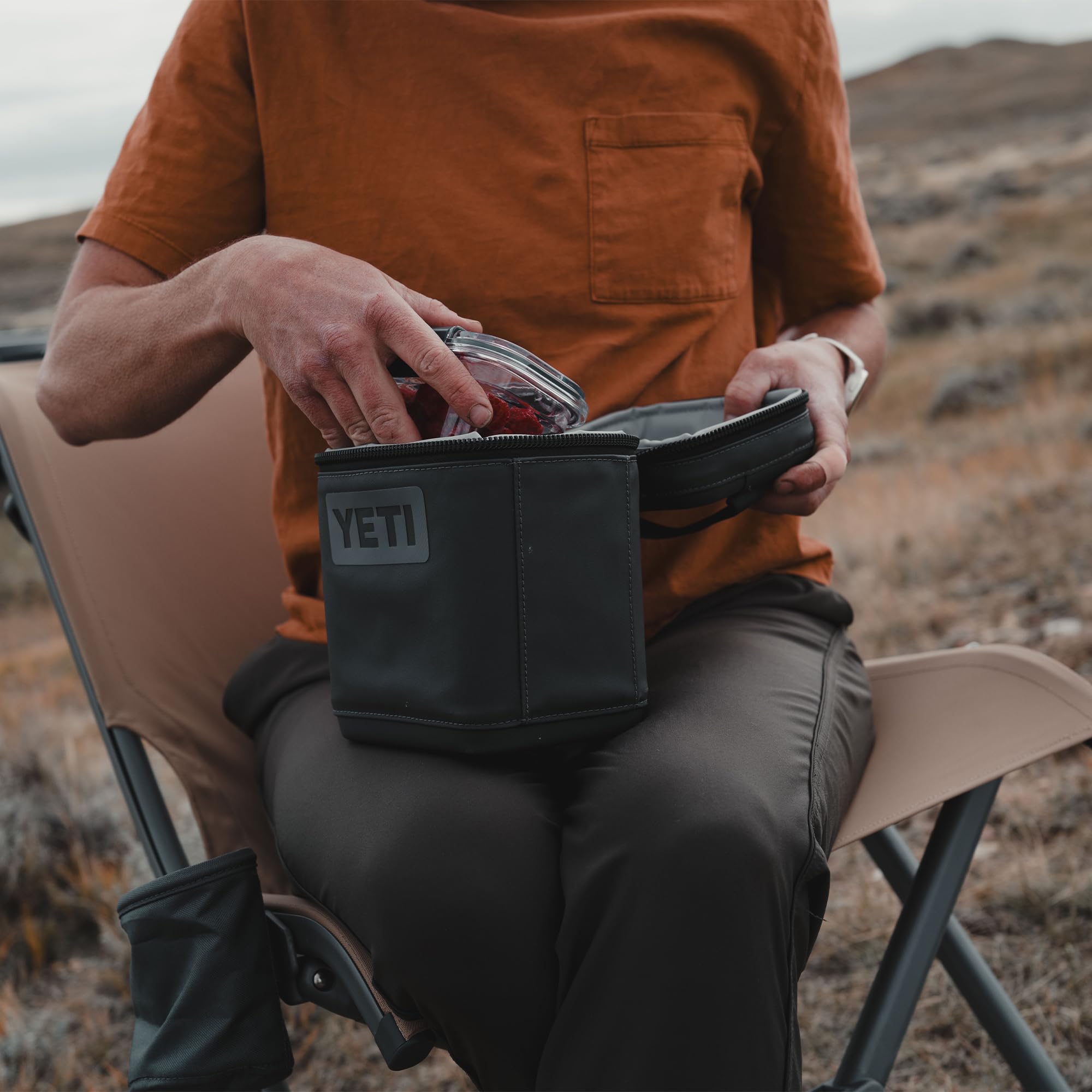 YETI Daytrip 2L Isolierte Snackbox, Holzkohle