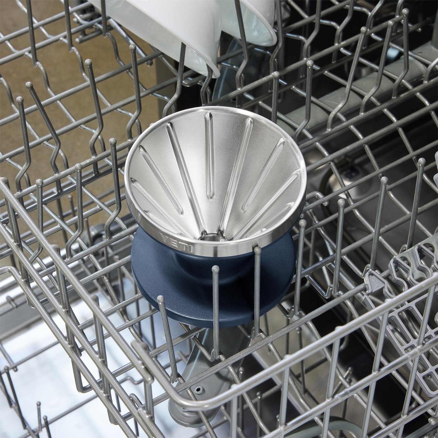 YETI Pour Over Kaffeeaufbereiter für Rambler – aus Edelstahl, passend für V60-Filter, Marineblau